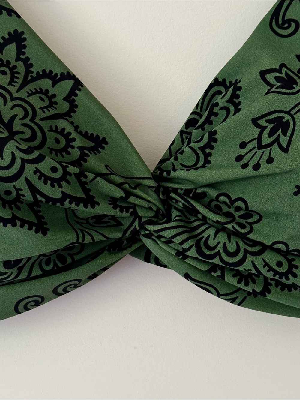 Boden Twist Front Classic Bikini Top, Winter Green Meadow Floral Print – Size 10 - Picture 3 of 8